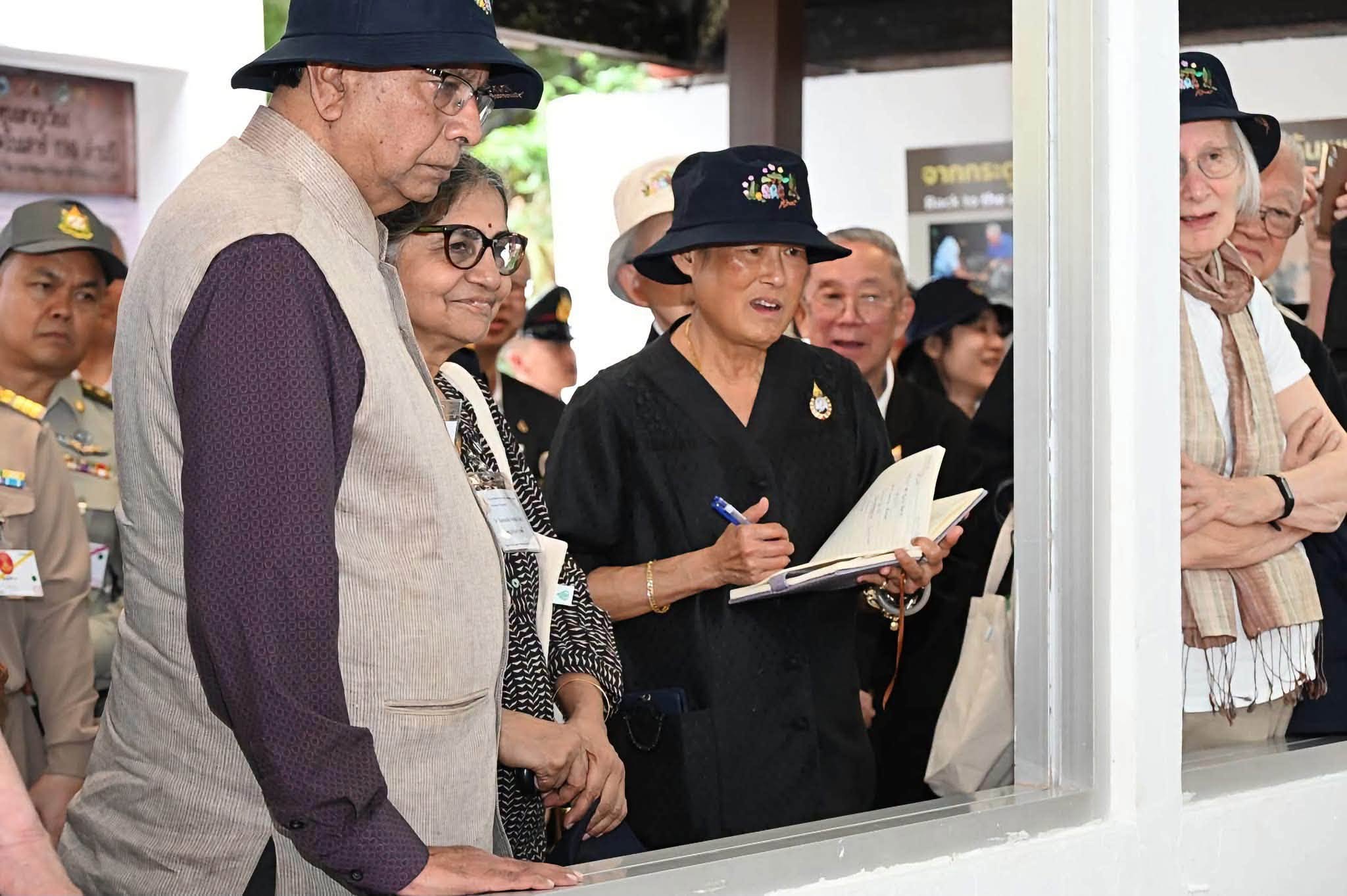 สมเด็จพระกนิษฐาธิราชเจ้า กรมสมเด็จพระเทพรัตนราชสุดา ฯ สยามบรมราชกุมารี ทรงนำคณะกรรมการรางวัลนานาชาติ มูลนิธิรางวัลสมเด็จเจ้าฟ้ามหิดล ฯ ทัศนศึกษาแหล่งบรรพชีวินวิทยาและโบราณคดี อุทยานแห่งชาติภูเวียง จังหวัดขอนแก่น