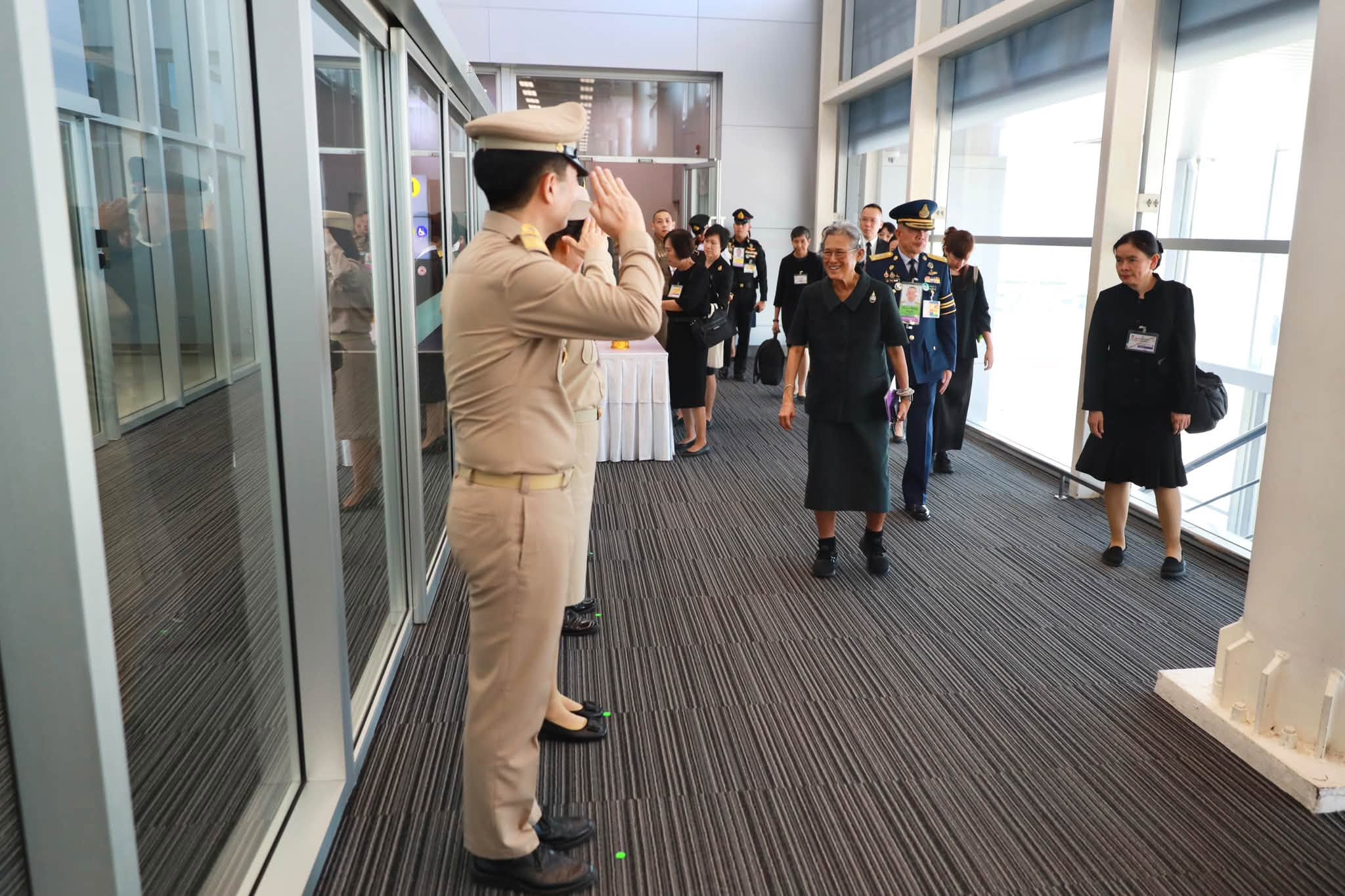 จังหวัดขอนแก่น เฝ้า ฯ ส่งเสด็จ สมเด็จพระกนิษฐาธิราชเจ้า กรมสมเด็จพระเทพรัตนราชสุดา ฯ สยามบรมราชกุมารี ในโอกาสเสด็จพระราชดำเนินกลับ ภายหลังทรงนำคณะรางวัลสมเด็จเจ้าฟ้ามหิดลไปทัศนศึกษาในพื้นที่จังหวัดขอนแก่น ระหว่างวันที่ ๑๘ - ๒๐ ตุลาคม ๒๕๖๙